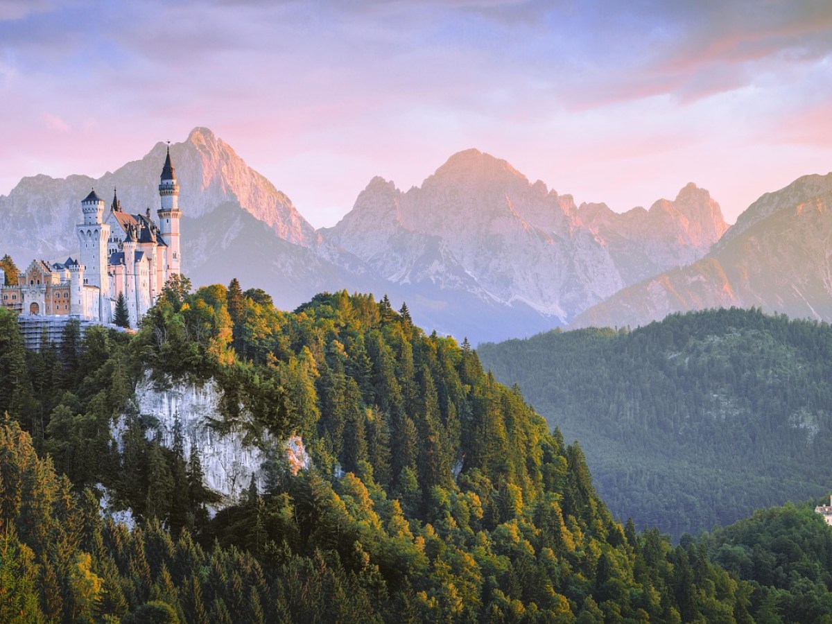 Small-group guided Neuschwanstein Castle tour from Munich