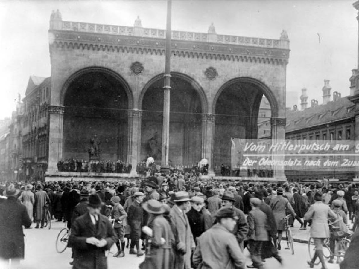 Crowd gathered at odeonsplatz directly after the failed coup attempt of 1923