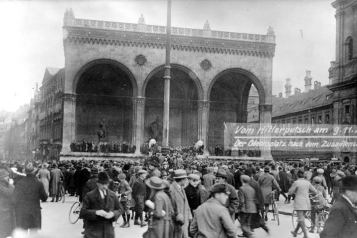 Crowd gathered at odeonsplatz directly after the failed coup attempt of 1923